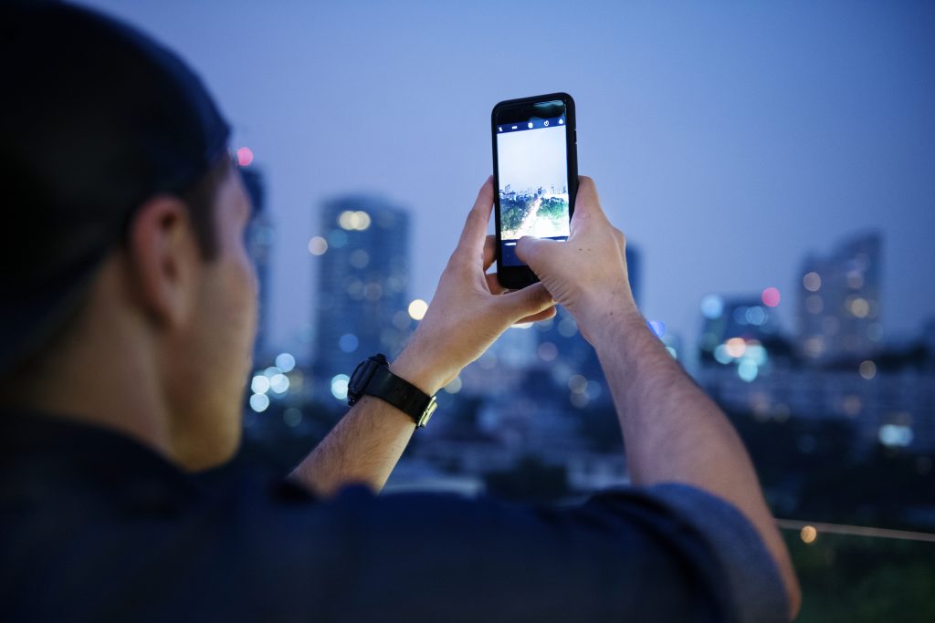 Man maakt foto met zijn mobiel