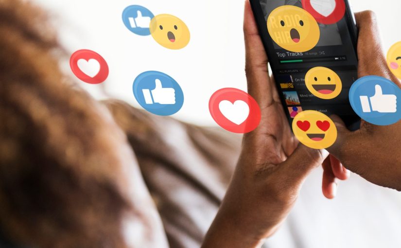 vrouw met smartphone - emotie op sociale media oorlogsberichten