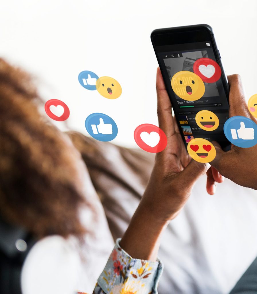 vrouw met smartphone - emotie op sociale media oorlogsberichten