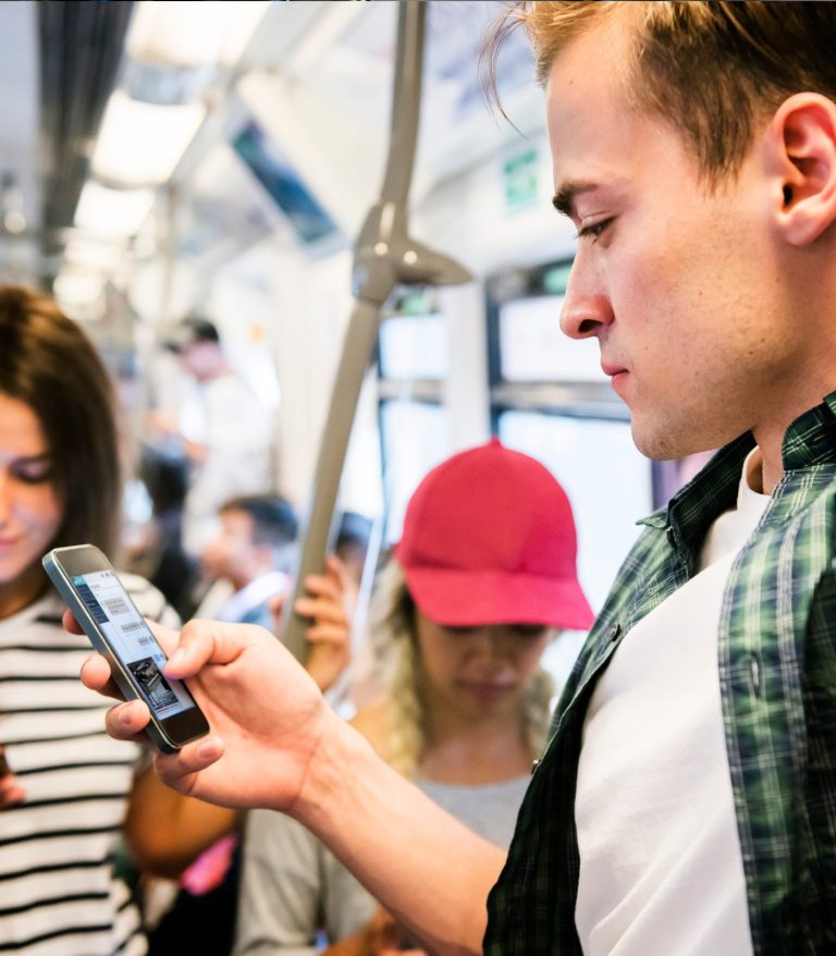 Hoe weet je wat waarheid is - Man in tram - isdatechtzo