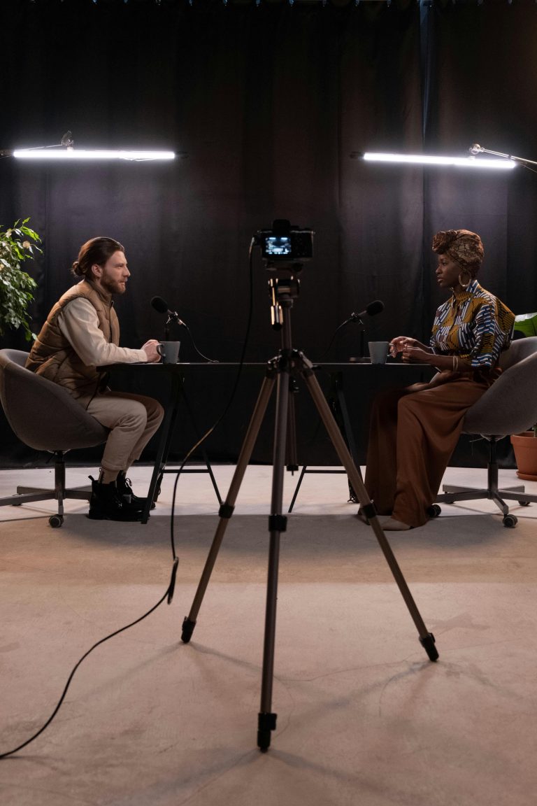 Twee mensen die tegenover elkaar zitten