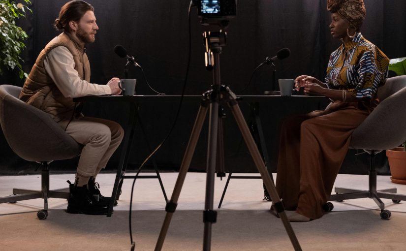 Twee mensen die tegenover elkaar zitten